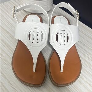 Tommy Hilfiger Women's White and Tan Sandals!! EUC 🤍